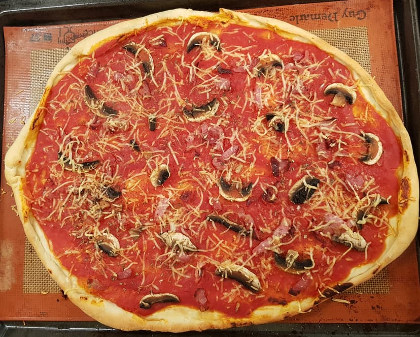Pizza après cuisson avant de déposer les derniers ingrédients  